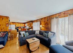 Charming forest retreat by the beach with grill, deck, & sprawling yard - West Tisbury - Pokój dzienny