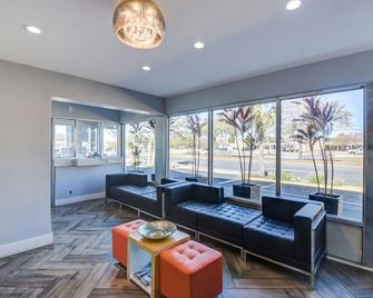 Seabreeze Inn - Fort Walton Beach - Living room