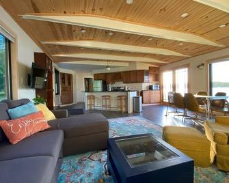 Cabin, Lakeside Historic Boathouse With Sand Beach & Volleyball, Super Private - Perham - Living room