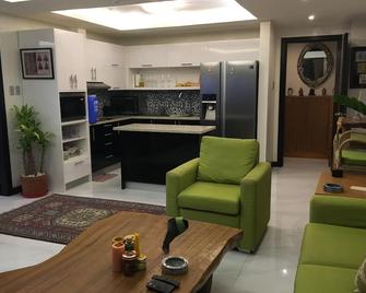one bedroom, 82 sq. mts., furnished nicely, W/D, freezer w/icemaker,King bed - 安吉里市 - 廚房