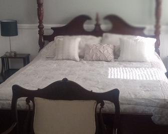 Studio Cottage #1- Walk To Keyes Memorial Beach Barnstable- Hyannis - Hyannis - Bedroom