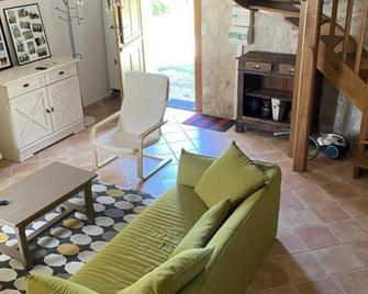Gîte rural 3 niveaux avec jardin privé, à proximité des châteaux de la Loire - FR-1-381-169 - Noyant-de-Touraine - Sala de estar