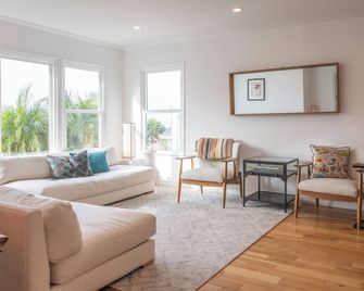 Beach House on the Playa - El Segundo - Living room