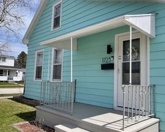 1 Block to the Beach! Firepit, 2 Bikes, Sleeps 4 - Two Rivers - Edificio