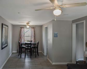 Great Updated King Bed Near Denver Sports field and concerts - Commerce City - Comedor