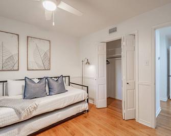 Cheerful 3-bedroom with a Pool - Dallas - Living room