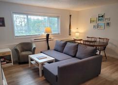 Charming Peninsula Guest Suite - Saanichton - Huiskamer