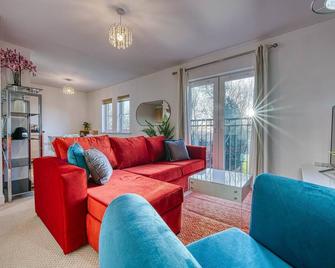 Blue Cedar 2 Bed, 2 Bath Apt With Parkin - Sutton Coldfield - Living room