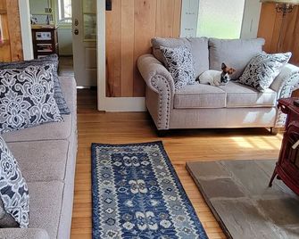 Secluded, nature preserve retreat on 100 acres. - Muncy Valley - Sala de estar