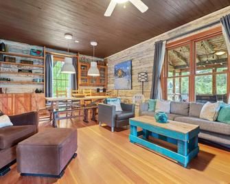 The Barracks | Hot Tub | Walk to Beach | Historic - Windermere - Sala de estar