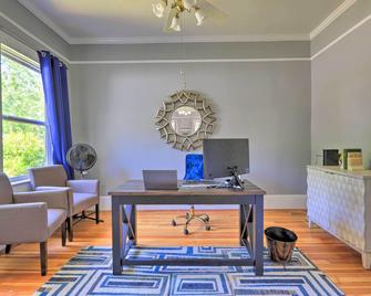 Spacious Lanett Haven w/ Sunroom + Large Deck - Lanett - Living room