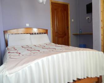 Batian Guest Hotel - Nanyuki - Bedroom