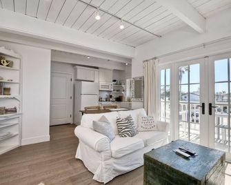 Juniper Beach Entire Home - Sleeps 18 - Oceanfront - Carlsbad - Vardagsrum