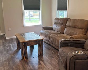 Charming 3-bedroom 2-bath new build in the heart of crestview - Crestview - Olohuone