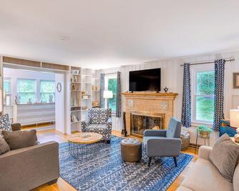 4 Mi to Skiing Cottage with Fire Pit in Richmond! - Richmond - Living room