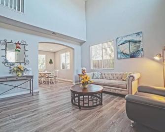 Beauty of Montclair home - Montclair - Living room