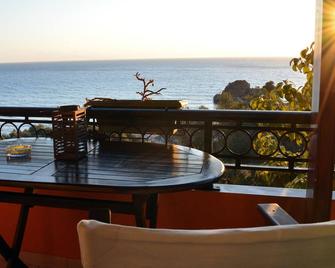 Papadatos Apts With Amazing View - 5mins from the beach - Pelekas - Balkon