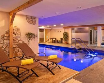 โรงแรมไทโรล - โอเบอร์สเตาเฟน - สระว่ายน้ำ