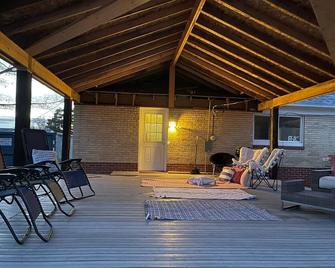 Stay in our Spacious, Quirky Studio, just 15 minutes from Pueblo Lake Reservoir! - Pueblo - Patio