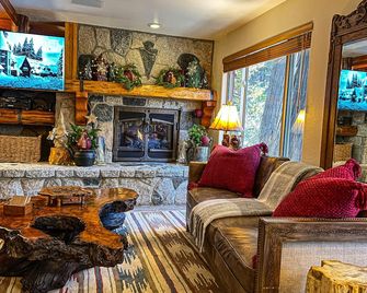 Burnt Mill Canyon Cottage, 'Just for 2', Gorgeous - Romantic - Immaculate - A/C - Lake Arrowhead - Lounge
