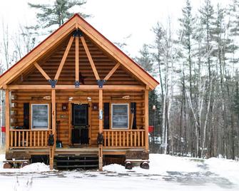Black Bear's White Mountain Log Cabin w/hot tub - Haverhill - Edificio
