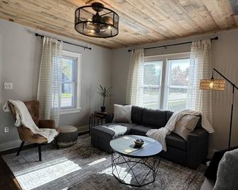 Cozy and Quaint 1-bedroom home close to hospitals in Rhinelander - Rhinelander - Sala de estar