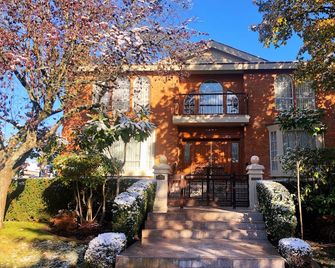 Clean & Comfortable 8br 6ba Home Quiet Safe Area Near Airport & Downtown - Vancouver - Edificio