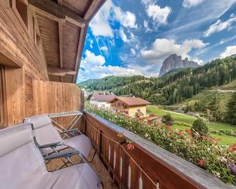 B&B La Tambra - central with Restaurant - Santa Cristina Valgardena - Balcón
