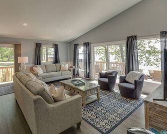 Remodeled Home on Great Fishing & Swimming Bay! - Garrison - Sala de estar