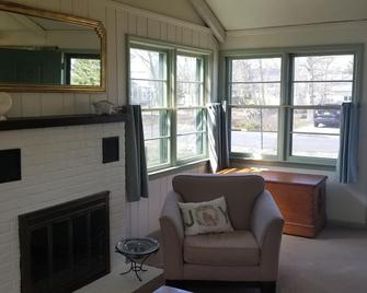Hamptons getaway - Riverhead