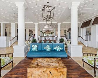 Remodeled unit 4 Star Beachfront Resort-Steps to Beach,Pools,Jacuzzi,Restaurants - Lihue - Living room