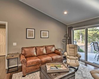 Pinehurst Gem on Golf Course and Putting Green! - Pinehurst - Living room