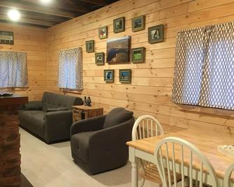 Stunning updated cottage. Includes canoe! Dog Friendly! - Northwood - Sala de estar