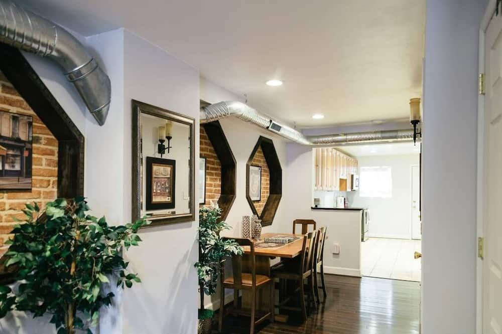 Balt-Amore! Spacious 4 bedroom that sleeps 10 comfortably - Baltimore - Dining room