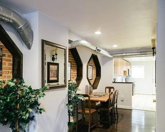 Balt-Amore! Spacious 4 bedroom that sleeps 10 comfortably - Baltimore - Dining room