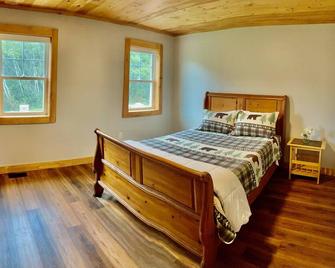 Newly built ragged mtn ski house - Danbury - Bedroom