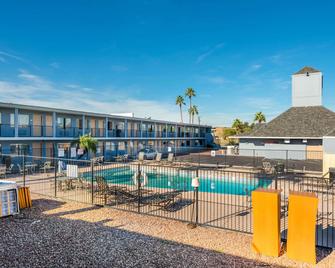 Rodeway Inn Phoenix North I-17 - פיניקס - בריכה