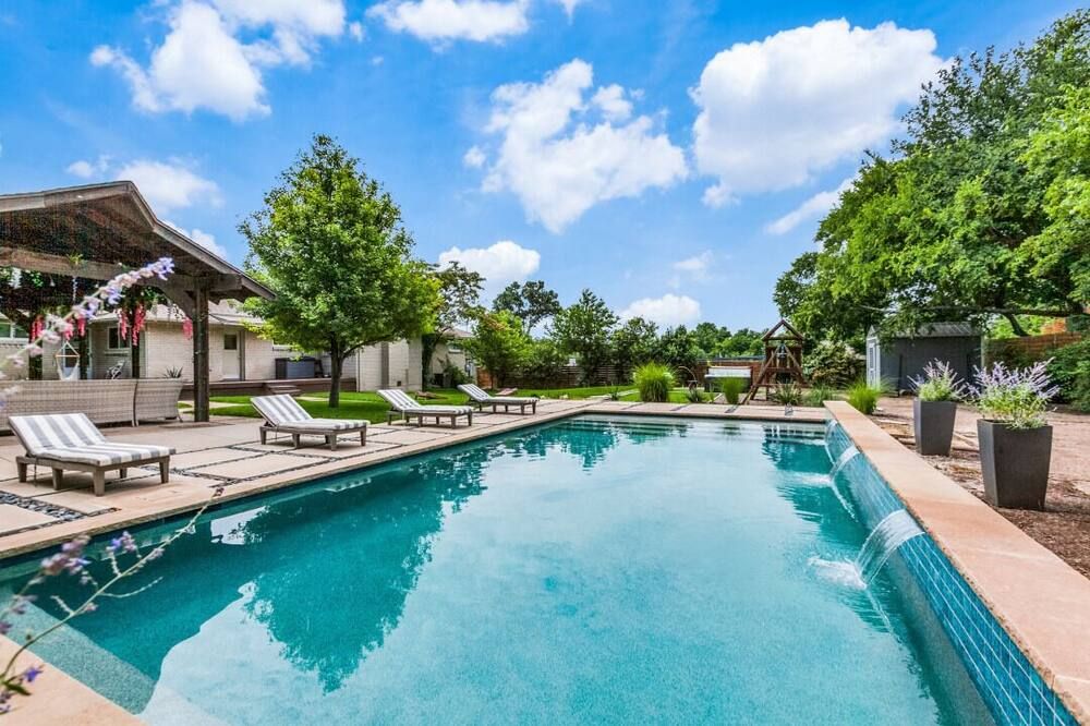 Half acre with huge yard, pool, playground, hot tub, cabana, 15 mins to downtown - דאלאס - בריכה