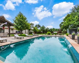 Half acre with huge yard, pool, playground, hot tub, cabana, 15 mins to downtown - דאלאס - בריכה
