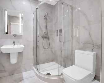 Signature Hotel London - Ilford - Bathroom
