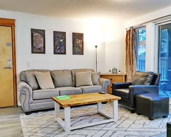 King Bed 1 bedroom apt AC, Gym cls to DT Canmore UG Parking incl. sleep 4 - Canmore - Wohnzimmer