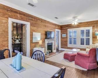 Walk To The Beach! - Gulfport - Dining room