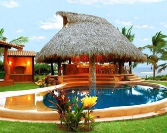 Luxury Oceanfront Villa, AC, Pool & Private Beach at Casa Luna (1-21 people) - Troncones - Pool