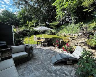 Modern & Spacious Colonial Near Downtown Providence & Brown University - 9 min - Johnston - Patio