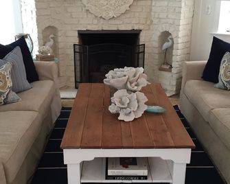 Balboa Island Cottage - Steps To Public Bay - Newport Beach - Living room