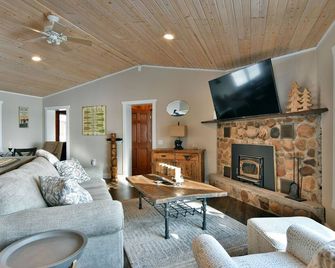 Spruce Haven Home - Hayward - Wohnzimmer