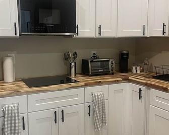 Charming 1-bedroom apartment in Lathrop with WiFi, central heating/AC. - Lathrop - Küche