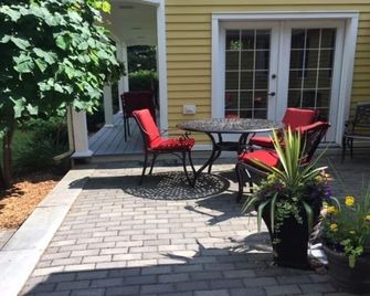 Book for 3 nights and save 200! 4 1/2 miles from Cornell ! - Ithaca - Patio