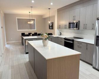 New 3BR home near Calgary & Banff - Chestermere - Kitchen