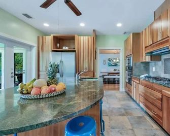 Sleeps 15 - Hidden Bleu Tropical Mansion on Acre - West Palm Beach - Kitchen